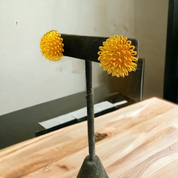 Vintage Avon Star Sparkle Earrings 3D Yellow Gold Round Stud Pierced - Picture 2 of 8